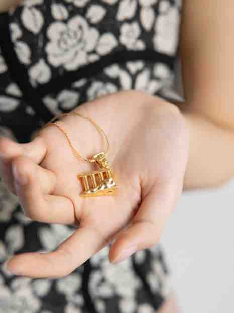 Philo Temple 3D Sculpture Choker Necklace / Sweater