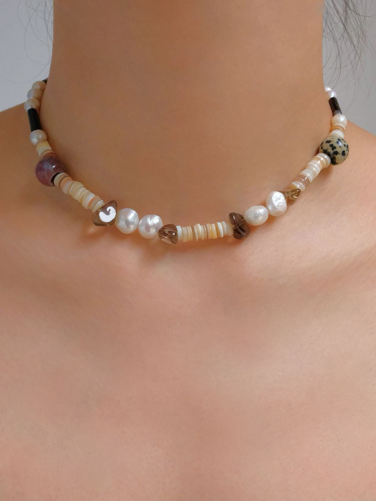 Short choker necklace with agate, tea crystal, shell and baroque pearl