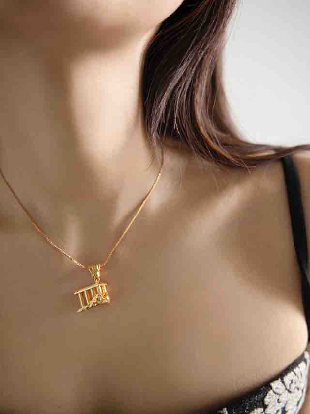 Philo Temple 3D Sculpture Choker Necklace / Sweater