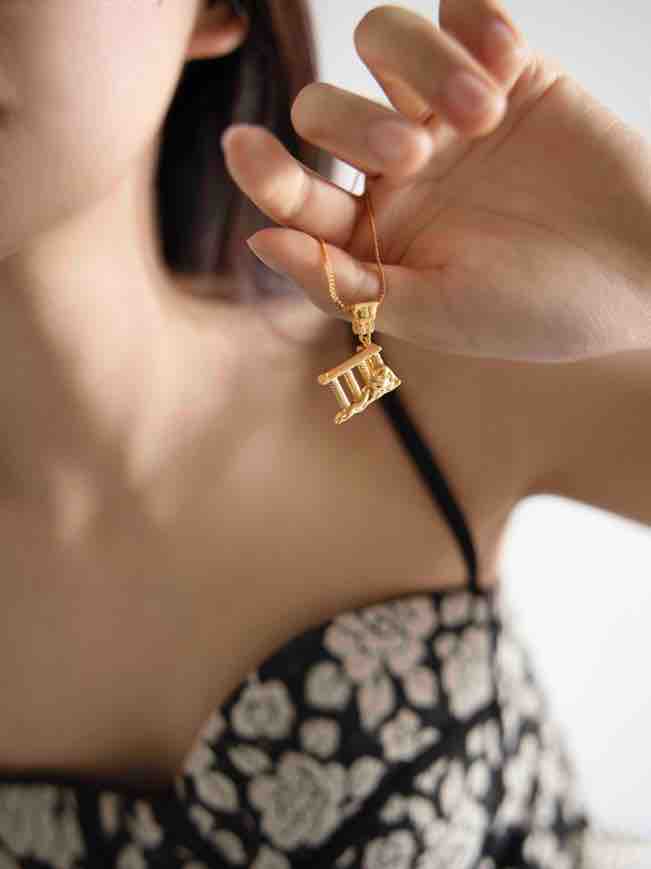 Philo Temple 3D Sculpture Choker Necklace / Sweater
