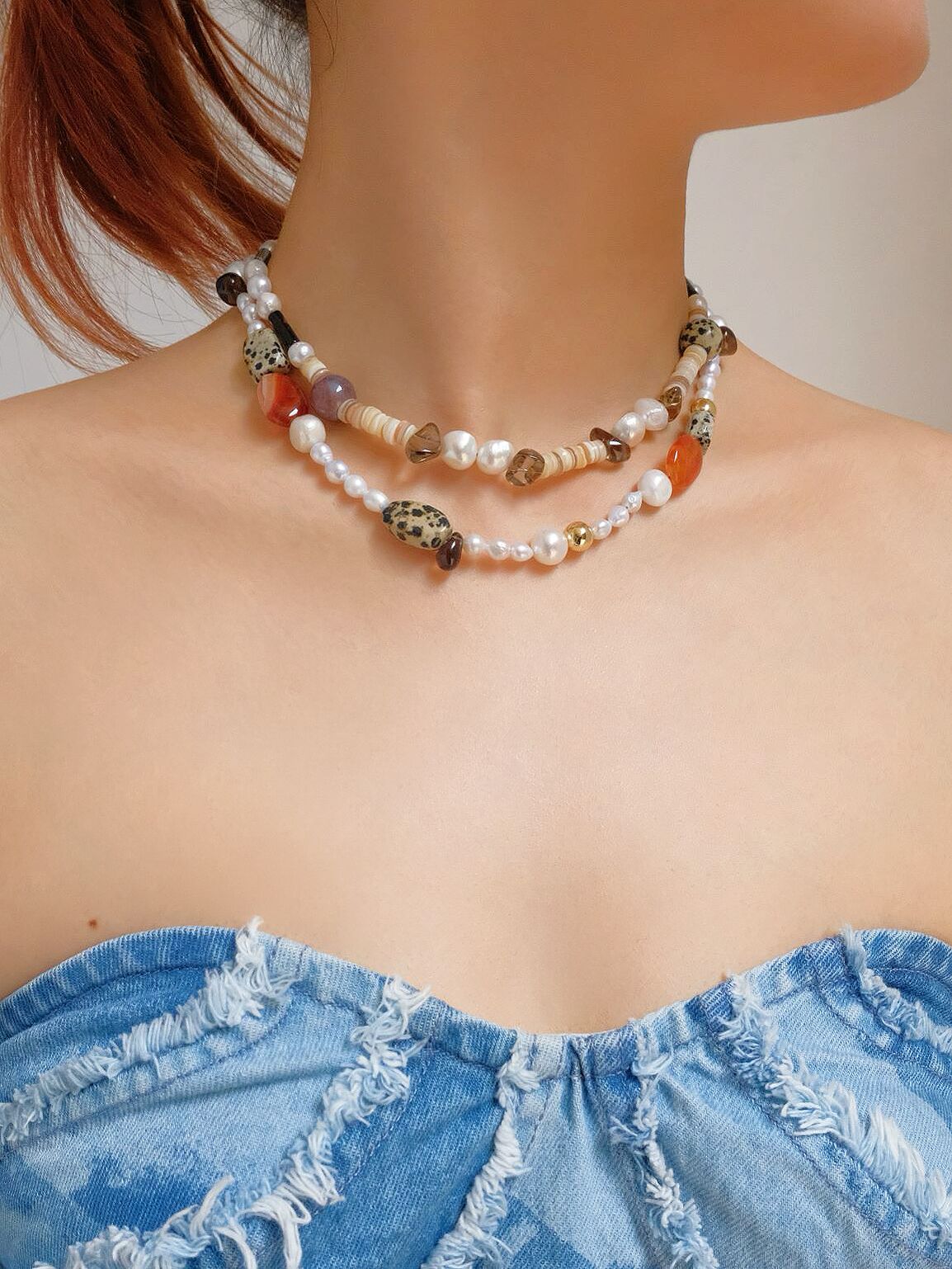 Short choker necklace with agate, tea crystal, shell and baroque pearl