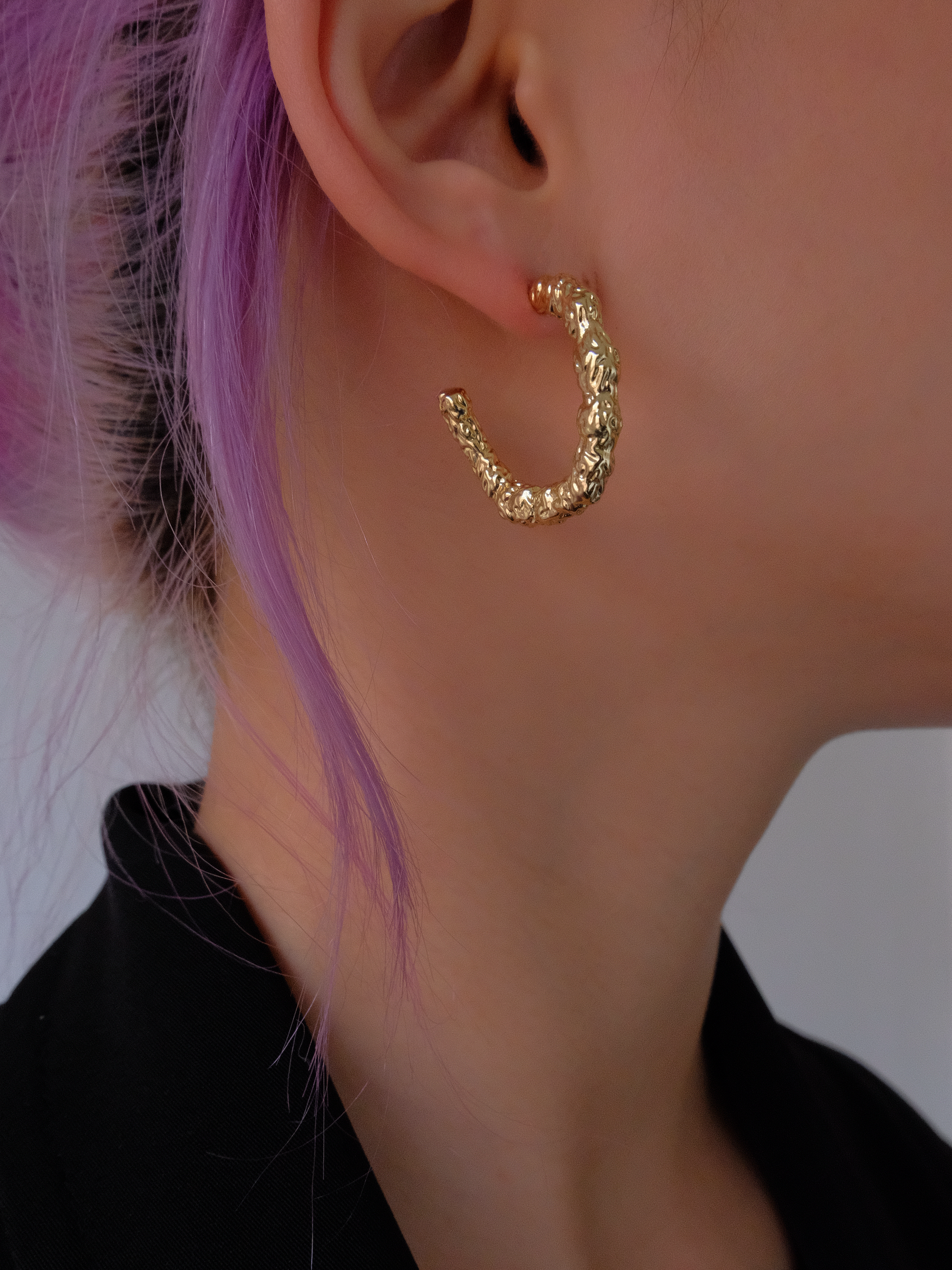 Volcanic rock pattern golden retro twisted hoop earrings