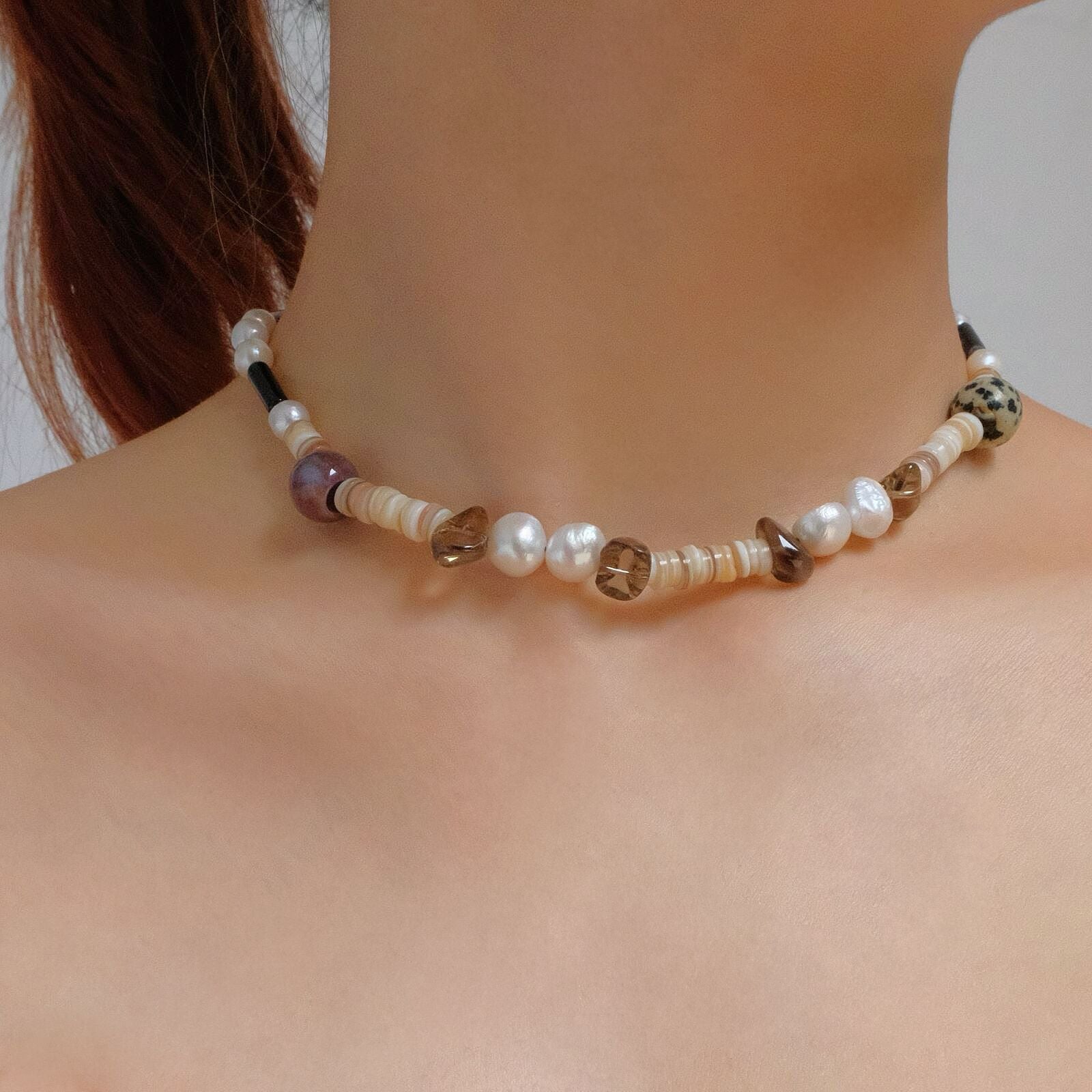 Short choker necklace with agate, tea crystal, shell and baroque pearl